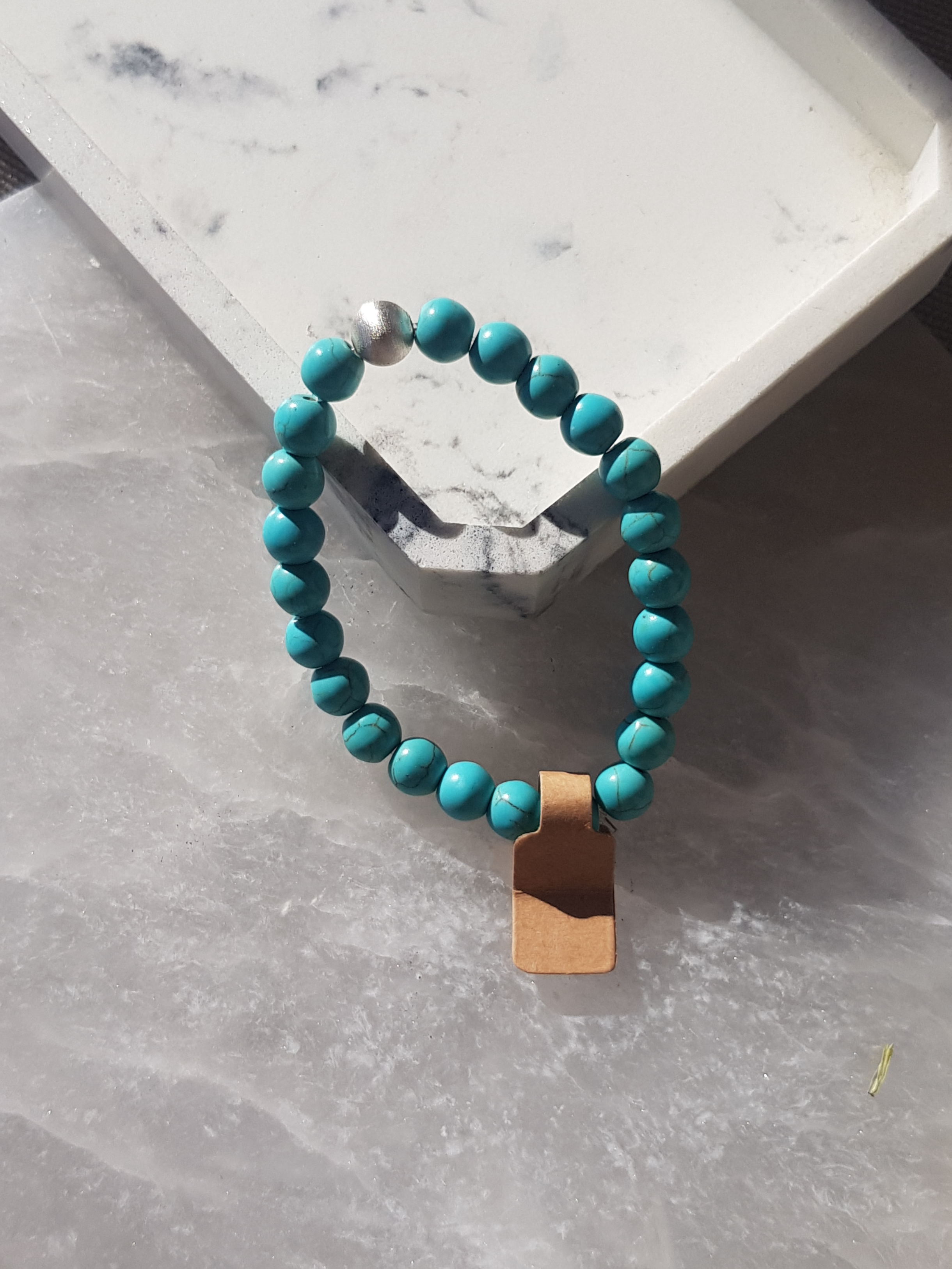 A turquoise blue-dyed genuine Howlite beaded crystal bracelet with spacers minerals 8 mm beads