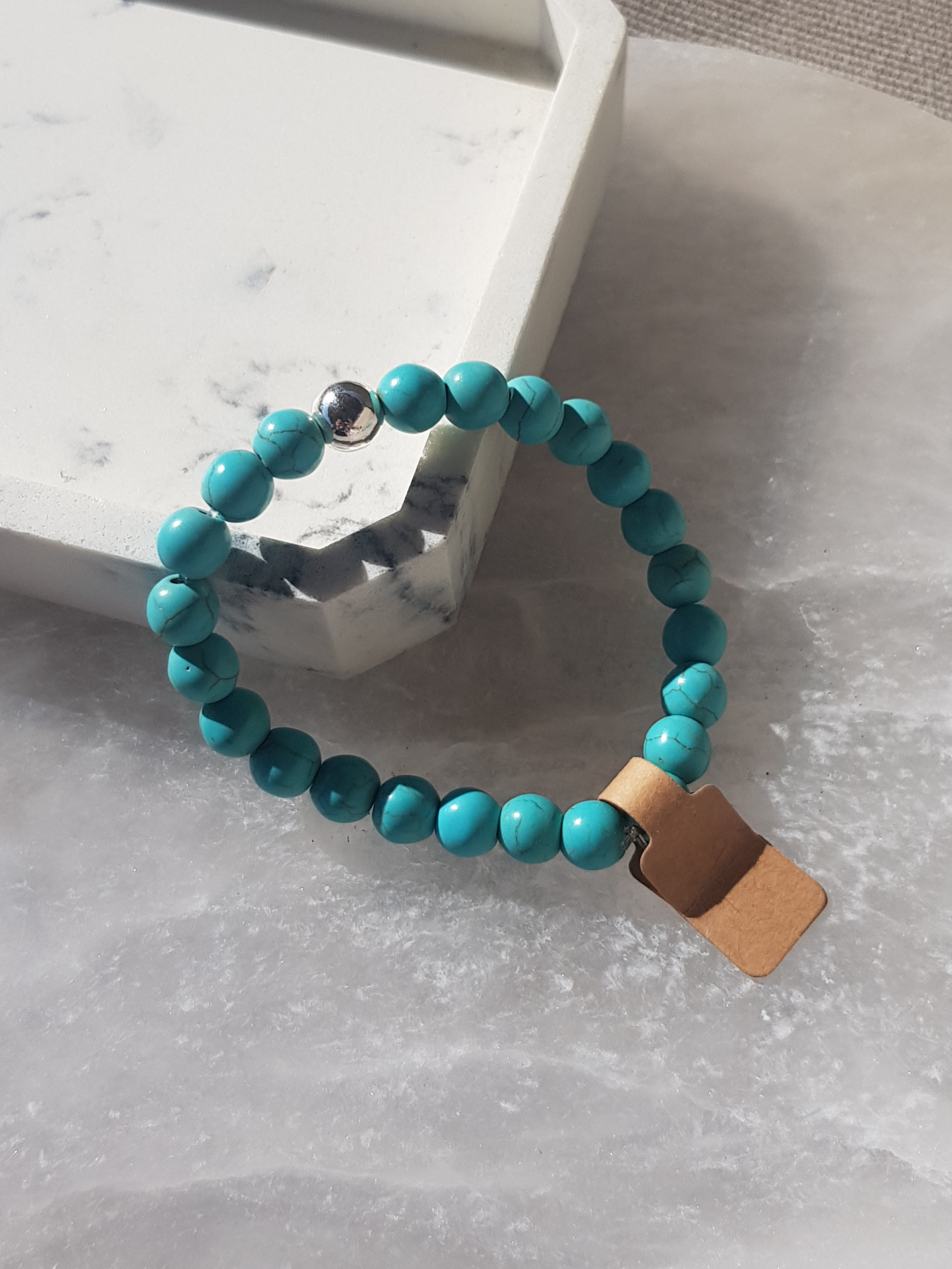 A turquoise blue-dyed genuine Howlite beaded crystal bracelet with spacers minerals 8 mm beads